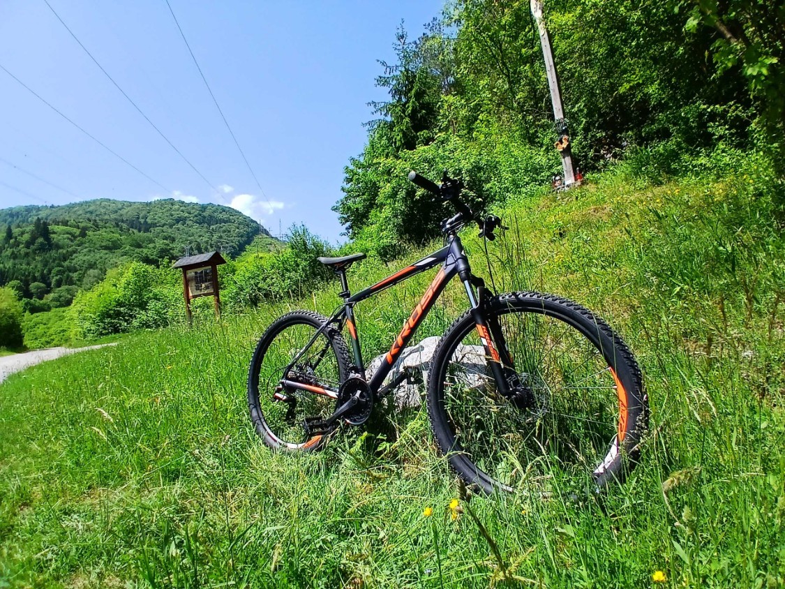 Horský bicykel Kross v lúke pri vstupe do Ľubochnianskej doliny