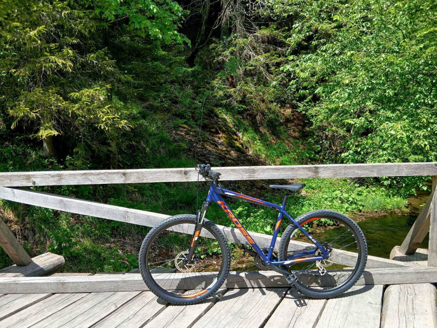 Horský bicykel Kross na drevenom mostíku nad potokom v Ľubochnianskej doline