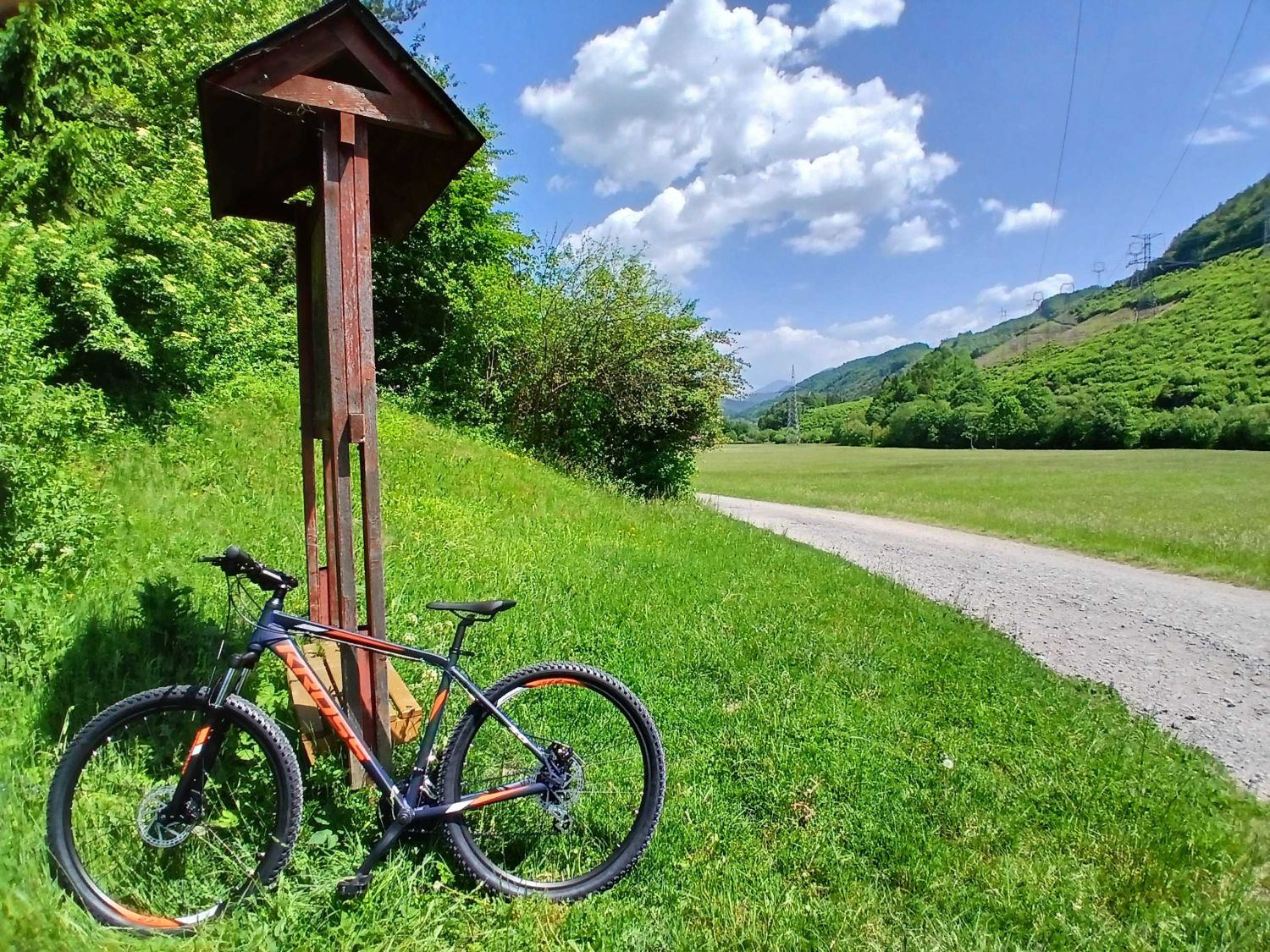 Bicykel Kross pri turistickom rozcestníku na začiatku trasy