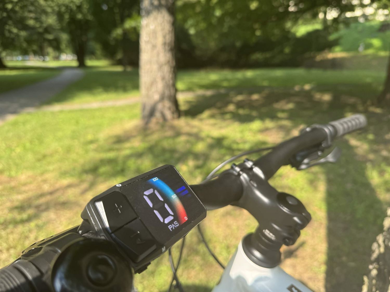 Displej elektrobicykla na riadidlách s ukazovateľom asistencie PAS